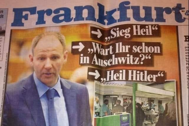 Może być zdjęciem przedstawiającym 4 osoby i tekst „Frankfur rank furt → „Sieg Heil" → „Wart Ihr schon in Auschwitz?" Heil Hitler"”