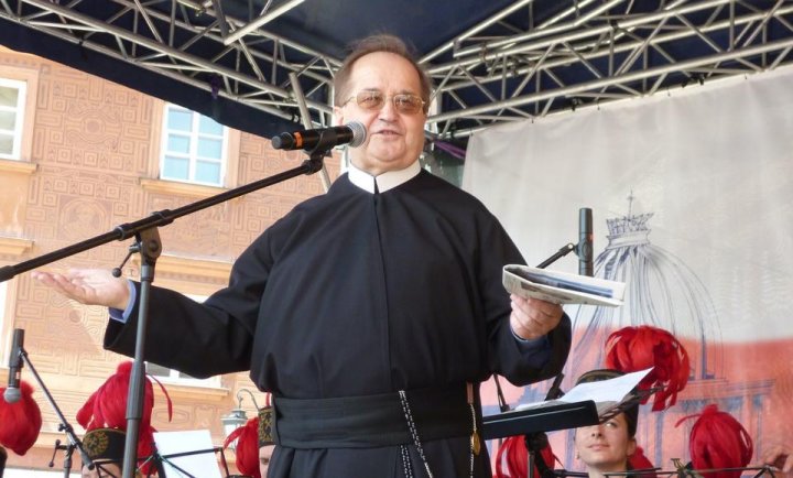 O. Tadeusz Rydzyk przemawia podczas marszu w obronie TV Trwam, wrzesień 2013 roku, Warszawa, Plac Zamkowy / autor: wPolityce.pl