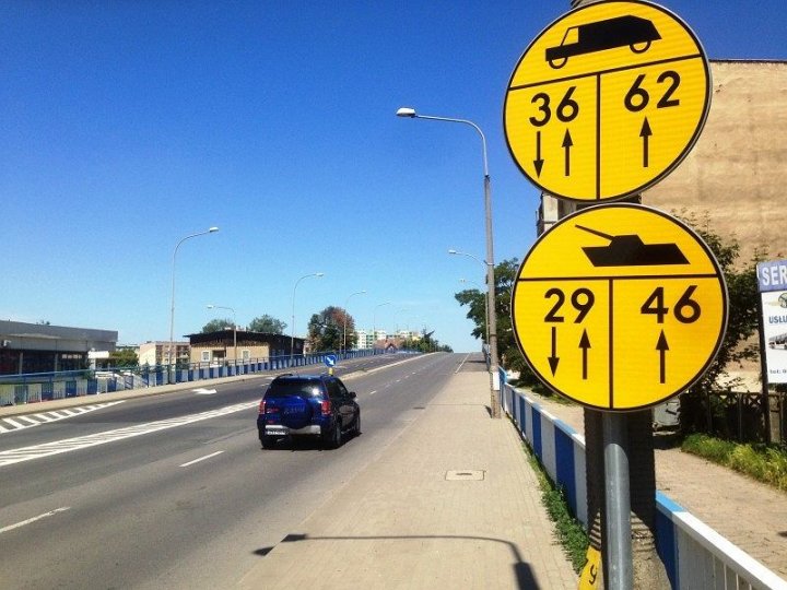 Żółte znaki z czołgami to informacje dla kierowców pojazdów wojskowych