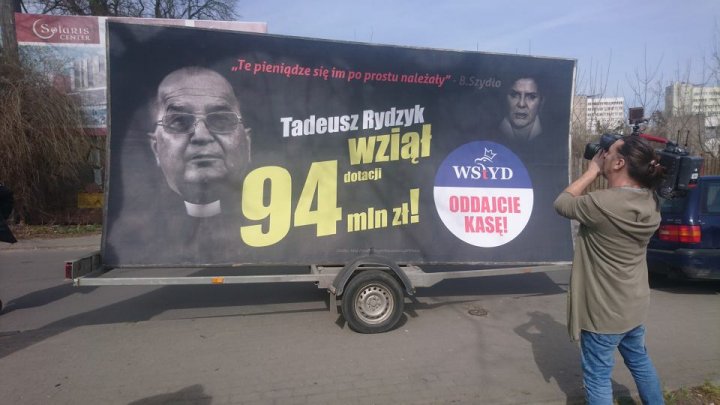 PO objeżdża Toruń z billboardem. Na nim o. Rydzyk