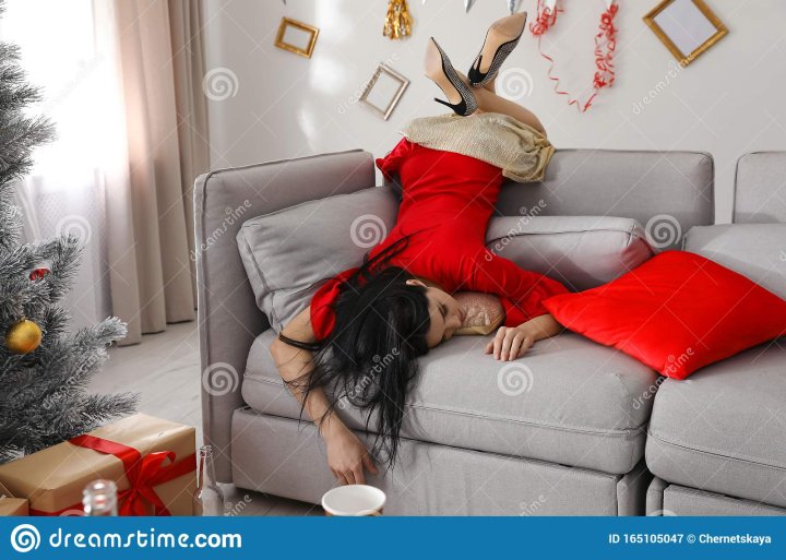 Pijana Kobieta śpiąca Na Sofie W Pokoju Po Noworocznej Imprezie Obraz Stock  - Obraz złożonej z grat, chaos: 165105047
