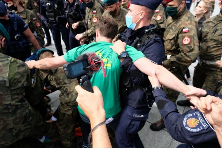 Kolejne obchody miesięcznicy smoleńskiej na placu Piłsudskiego w Warszawie miały bardzo niespokojny przebieg.