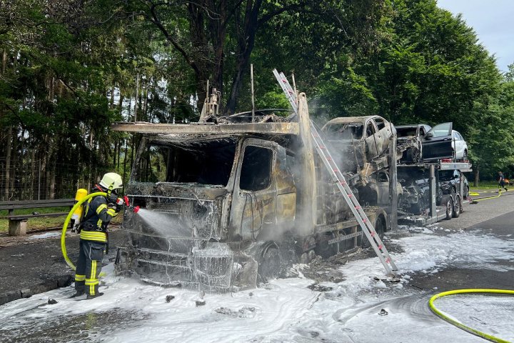 Strażacy gaszą pojazdy elektryczne na lawecie. Co najmniej sześć pojazdów elektrycznych zapaliło się na lawecie na parkingu przy autostradzie Speicherz w Dolnej Frankonii, 19 maja 2022 r.