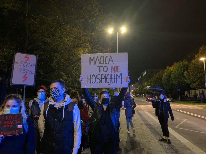 Zdjęcie numer 8 w galerii - Strajk kobiet w Gdyni. Zablokowana obwodnica, przemarsz do Redłowa i z powrotem