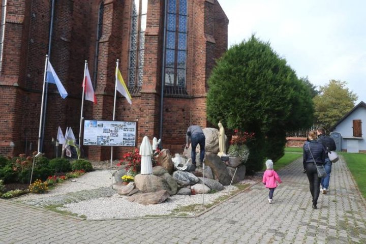 Zniszczone figury przy Grocie Matki Boskiej Fatimskiej przy kościele w podwrocławskiej Chrząstawie Wielkiej
