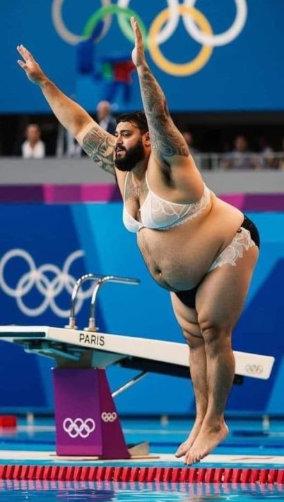 Może być zdjęciem przedstawiającym 1 osoba, pływanie i tekst