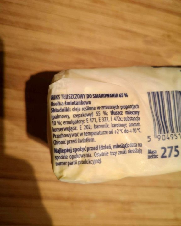 Może być zdjęciem przedstawiającym tekst „TŁUSZCZOWY 65% selka śmietankowa Składniki: oleje roślinne w-zmiennych proporcjach (palmowy, rzepakowy) 55 %; tłuszaz mleczny 471, 322, 472 substancja %; emulgatory: konserwująca: E 202; barwnik: karoteny; aromat. Przechowywać temperaturze 5 90495 Chronić przed światłem. (dzień, miesiąc): data na Masa netto: 275 spodzie opakowania. Ostatnie trzy znaki okreÅlajÄ… numer partii produkcyjnej.”