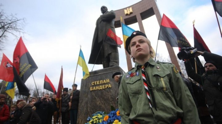 Uroczysto%C5%9Bci-pod-pomnikiem-S.-Bande