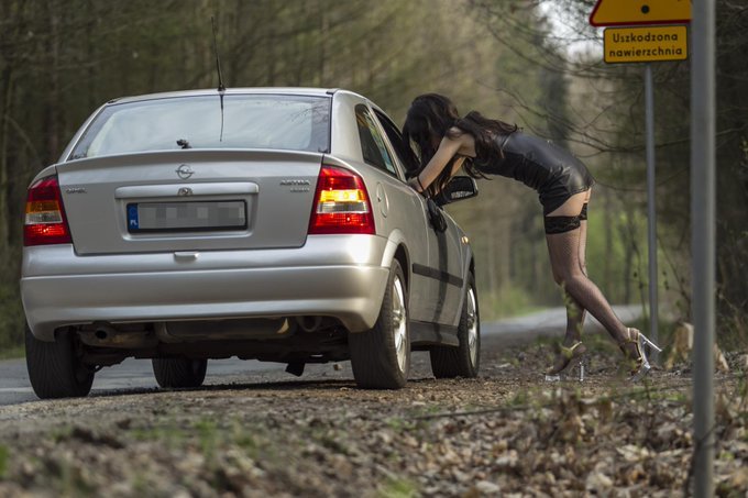 Może być zdjęciem przedstawiającym 1 osoba i droga