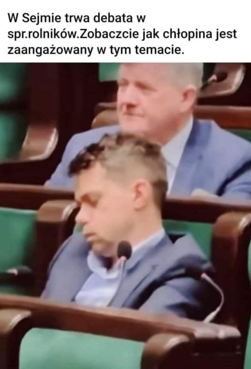 Może być zdjęciem przedstawiającym 2 osoby i tekst „W Sejmie trwa debata w spr.rolników.Zobaczcie Zobaczcie jak chłopina jest zaangażowany w tym temacie.”