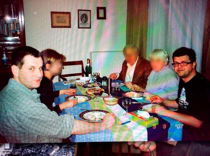 Maciej Wąsik (z prawej) i Tomasz Prus na imprezie komunijnej u rodziców braci Rudnickich w 2007 r. Rodzice siedzą obok Wąsika, obok Prusa żona Marcina Rudnickiego