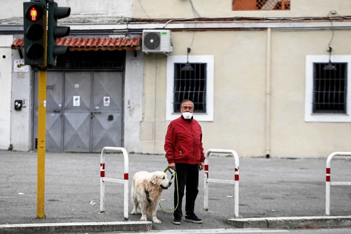 Koronawirus. Na spacer tylko z psem, i to krótki