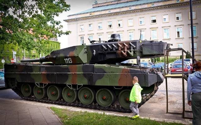 Znalezione obrazy dla zapytania czoÅg na parkingu