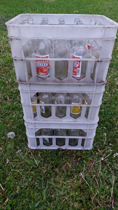 Może być zdjęciem przedstawiającym wiadro, bateria, śmieci, chłodziarka i tekst