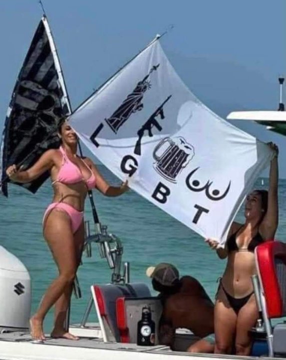 Może być zdjęciem przedstawiającym 3 osoby, łódź i tekst