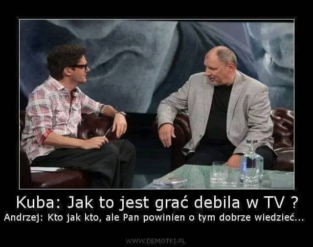Może być zdjęciem przedstawiającym 2 osoby i tekst „Kuba: Jak to jest grać debila w TV? Andrzej: Kto jak kto, ale Pan powinien o tym dobrze wiedzieć...”