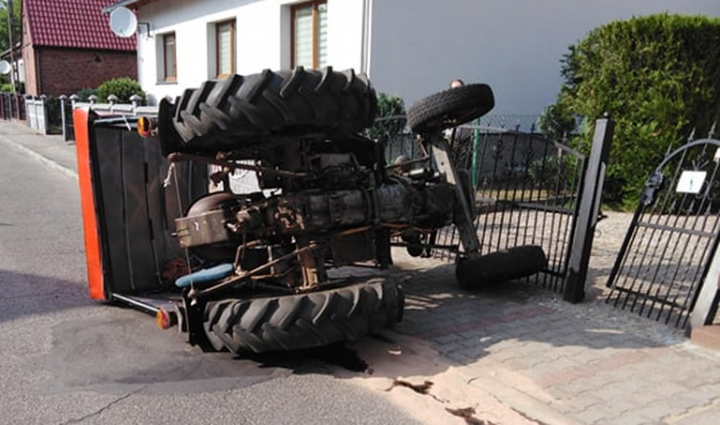 Wywrócony ciągnik, a traktorzysta napruty jak stodoła