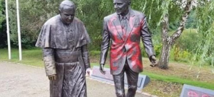 Zbezczeszczono pomniki Jana Pawła II i Ronalda Reagana w Gdańsku –  Wiadomości z Polski i Świata – Stefczyk.info