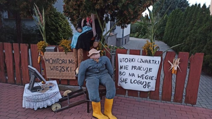 Może być zdjęciem przedstawiającym 2 osoby, ludzie stoją, na świeżym powietrzu i tekst „MONITORING WIEJSKI WTORKI CZWARTKI NIE PRACUJE BO NA WĘGIEL SIĘ LOGUJĘ”