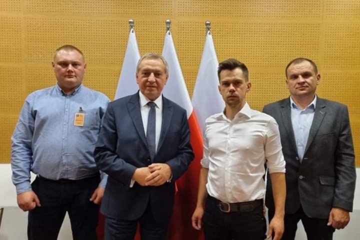 Może być zdjęciem przedstawiającym 4 osoby, ludzie stoją i w budynku