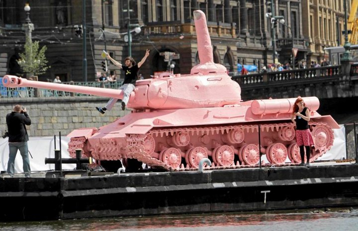 Różowy czołg wrócił do Pragi. 20 lat bez Armii Czerwonej [ZDJĘCIA]