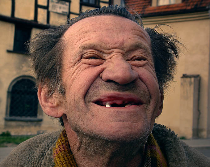 Znalezione obrazy dla zapytania szczerbaty uśmiech