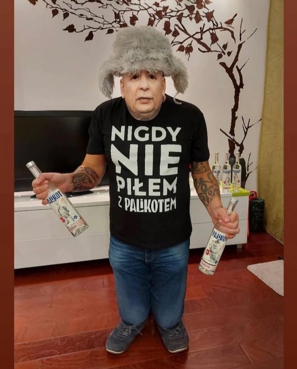 Może być zdjęciem przedstawiającym 1 osoba i tekst „ALKOT NIGDY NIE PIŁEM ZPALKOTEM DVA”