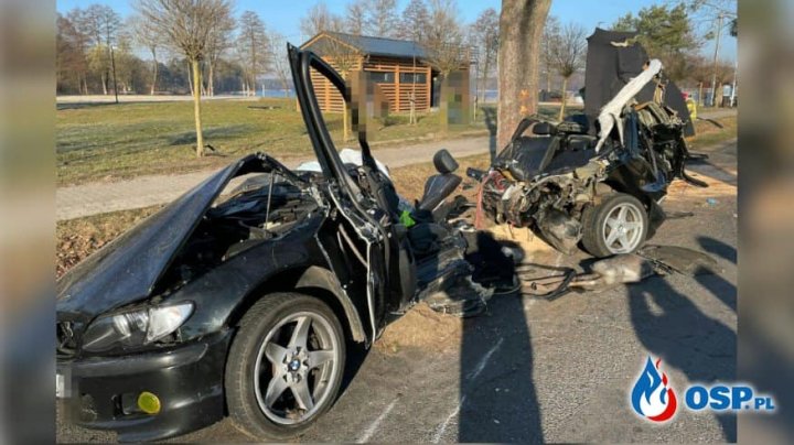 Tragiczny wypadek w Trzciance. Wypadli z drogi i uderzyli w drzewo
