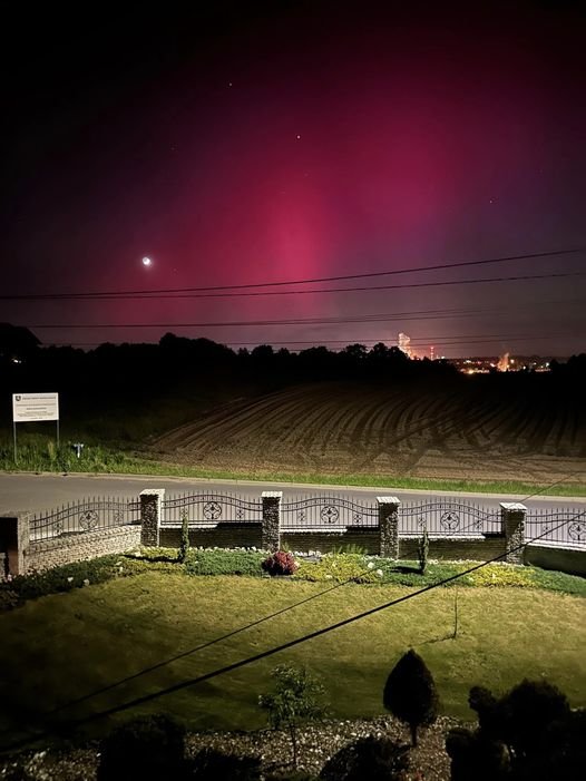 Może być zdjęciem przedstawiającym horyzont i zmierzch