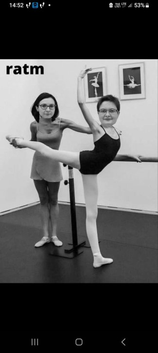 Może być czarno-białym zdjęciem przedstawiającym 1 osoba, taniec i tekst