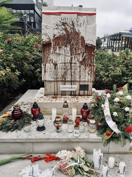 Może być zdjęciem przedstawiającym pomnik i tekst