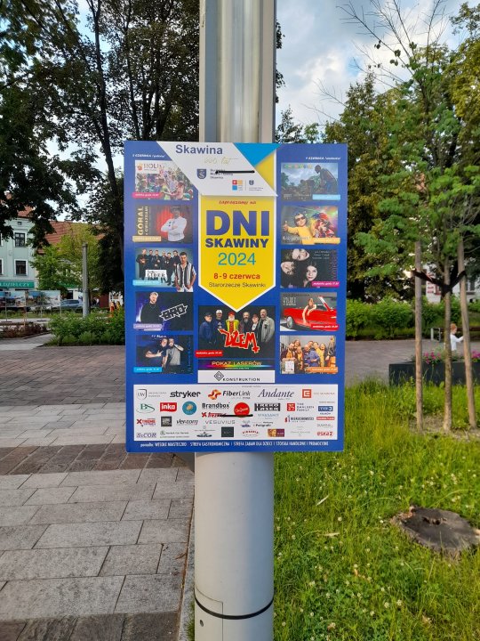 Może być zdjęciem przedstawiającym 3 osoby, parkometr i tekst