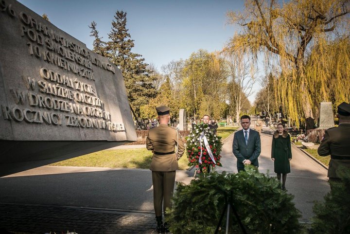 EVO4iTWU0AAfpM_?format=jpg%26name=large&