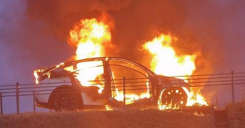 Pożar samochodu elektrycznego na autostradzie A1. Auto doszczętnie spłonęło