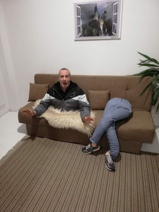 Może być zdjęciem przedstawiającym 2 osoby i w budynku