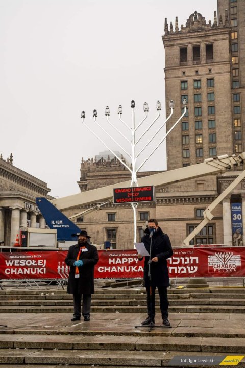 Może być zdjęciem przedstawiającym ‎2 osoby i ‎tekst „‎CHABADLUBAWICZ CHABA LUBAWICZ TEATRDA H. 43M e TARAS ORADRAmICcY UBAWICZ ZYCzY CUBAD OUBADLUBAWICZ WESOŁE CHANUKI 30 หลงว Chabad Paland HAPPY CHANUKA מגידפוליןפאו እ1ም; חנוכר שמח POLSKA fot. Igor Lewicki ankTV‎”‎‎