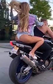 PUPA Dody na motorze! W takim stroju wozi się z mięśniakiem - Super Express  - wiadomości, polityka, sport