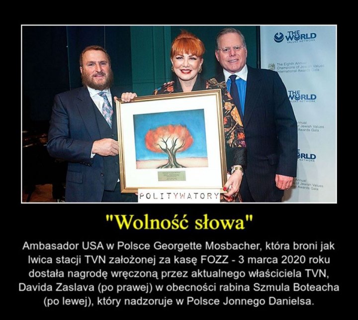 Obraz może zawierać: 3 osoby, tekst „POLITYWATORY "Wolność słowa" Ambasador USA w Polsce Georgette Mosbacher, która broni jak Iwica stacji TVN założonej za kasę FOZZ 3 marca 2020 roku dostała nagrodę wręczoną przez aktualnego właściciela TVN, Davida Zaslava (po prawej) w obecności rabina Szmula Boteacha (po lewej), który nadzoruje w Polsce Jonnego Danielsa.”