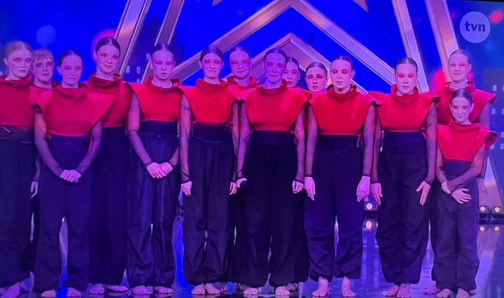 Może być zdjęciem przedstawiającym 8 osób i ludzie tańczą