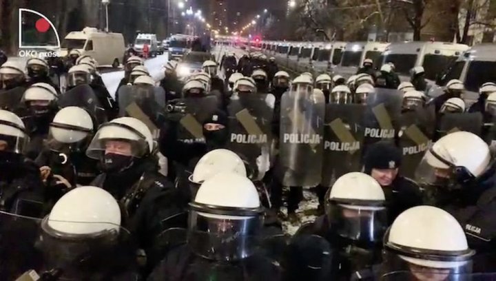 Może być zdjęciem przedstawiającym co najmniej jedna osoba, ludzie stoją i na świeżym powietrzu