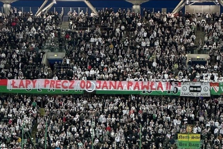 Może być zdjęciem przedstawiającym na świeżym powietrzu, stadion i tłum