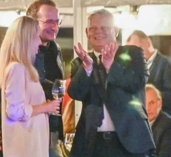 Może być zdjęciem przedstawiającym 3 osoby i ludzie stoją