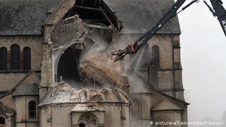 Koncern energetyczny RWE Power rozpoczął burzenie tzw. katedry z Immerath w Nadrenii Północnej-Westfalii. Neoromańska bazylika, podobnie jak cała wieś, musiały ustąpić miejsca kopalni węgla brunatnego. (picture-alliance/dpa/H.Kaiser)