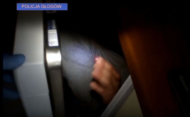Zdjęcie numer 2 w galerii - Uciekł przed policją do sąsiadów i ukrył się w ich... zmywarce [WIDEO]