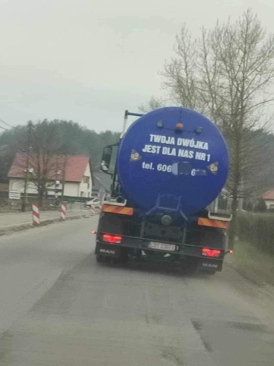 Może być zdjęciem przedstawiającym 1 osoba, silos i tekst