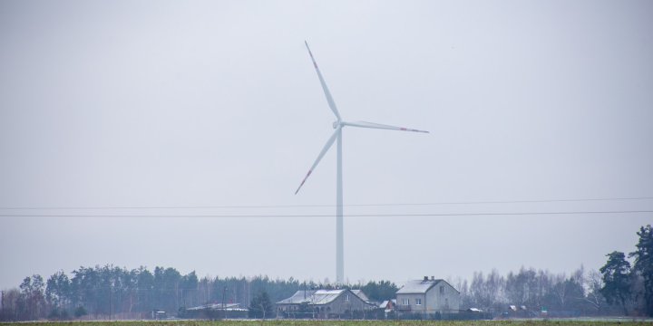 Farma wiatrowa we wsi Dębinki