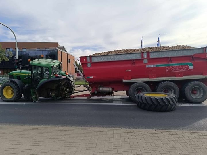 Może być zdjęciem przedstawiającym kombajn, pług śnieżny i tekst
