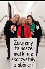 Może być zdjęciem przedstawiającym 3 osoby i tekst „mm. STRAJK OBIET SERAUK IET Żałujemy że nasze matki nie skorzystały z aborcji”