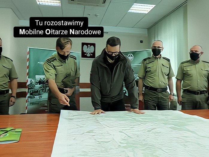 Może być zdjęciem przedstawiającym w budynku i tekst „Tu rozostawimy Mobilne Ołtarze Narodowe”