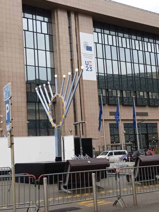 Może być zdjęciem przedstawiającym 1 osoba, świecznik i tekst